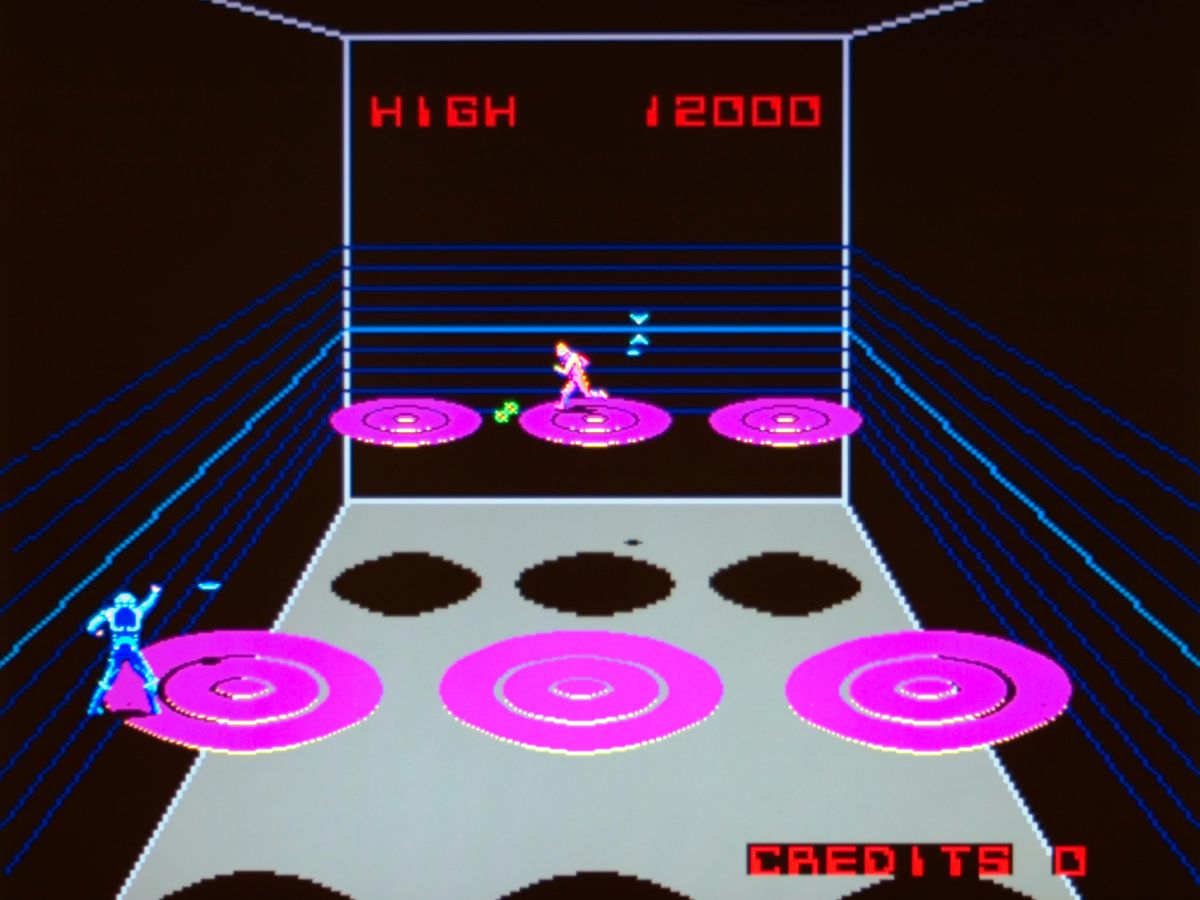 Screenshot shows a blue ring with 6 pink floating disks, 3 on each side. A game avatar throws a disk from one side towards an avatar in motion on the other side.