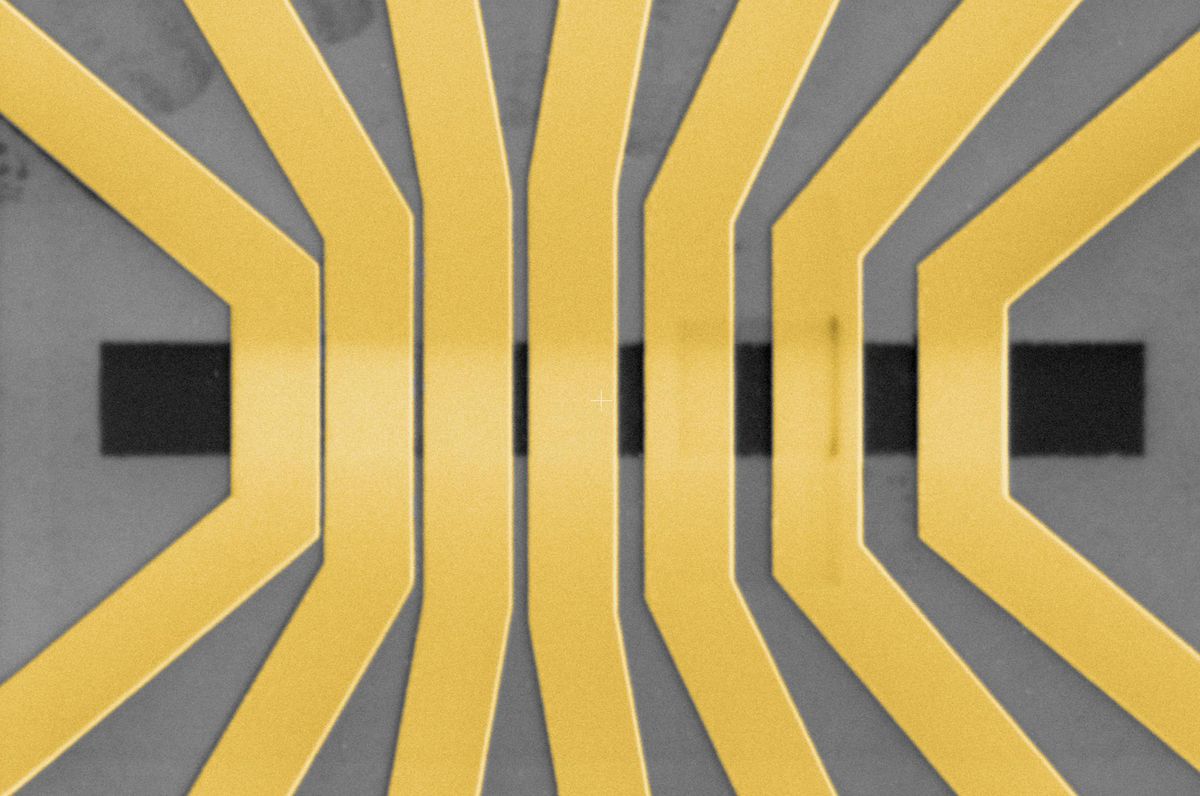 Seven vertical yellow (colorized) bands approach a darker horizontal band at the center from different angles.