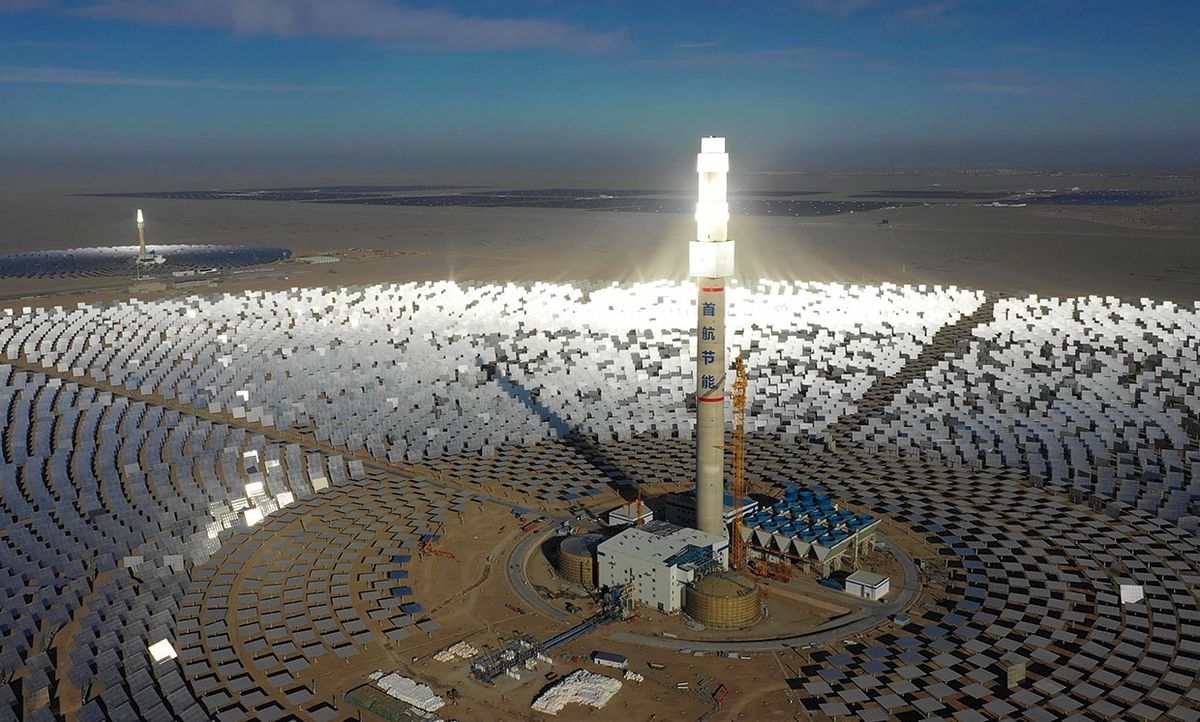 Shouhang's commercial-scale (right) and pilot-scale (left) solar thermal power plants in Dunhuang.