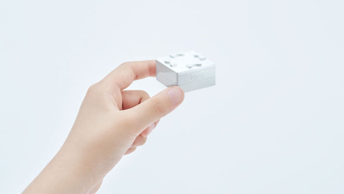Sony's Toio robot cubes, console, and controller rings.