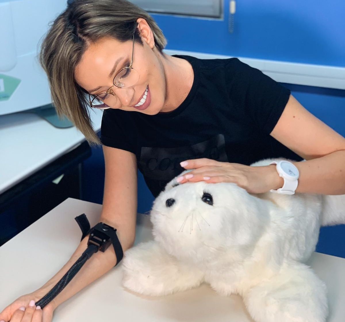 Study shows that interacting with a robotic seal can reduce the perception of pain