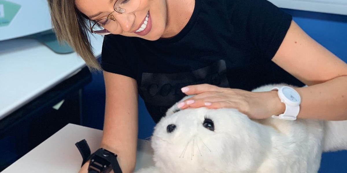 Cuddling Robot Baby Seal Paro Proven to Make Life Less Painful