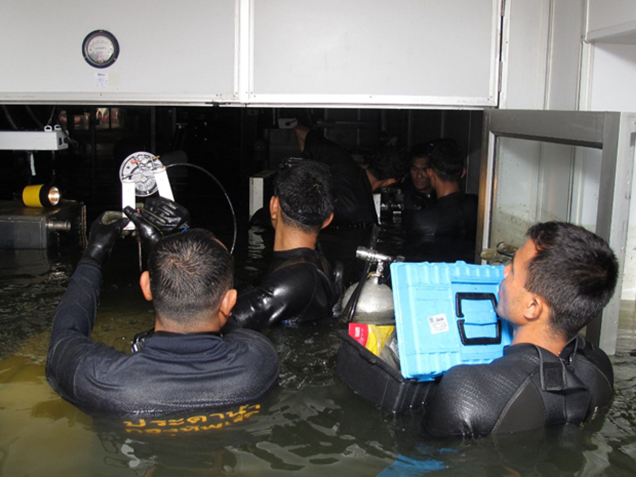 Thai Navy divers were called in to salvage disk drive manufacturing tools. Their efforts contributed to a quick recovery.