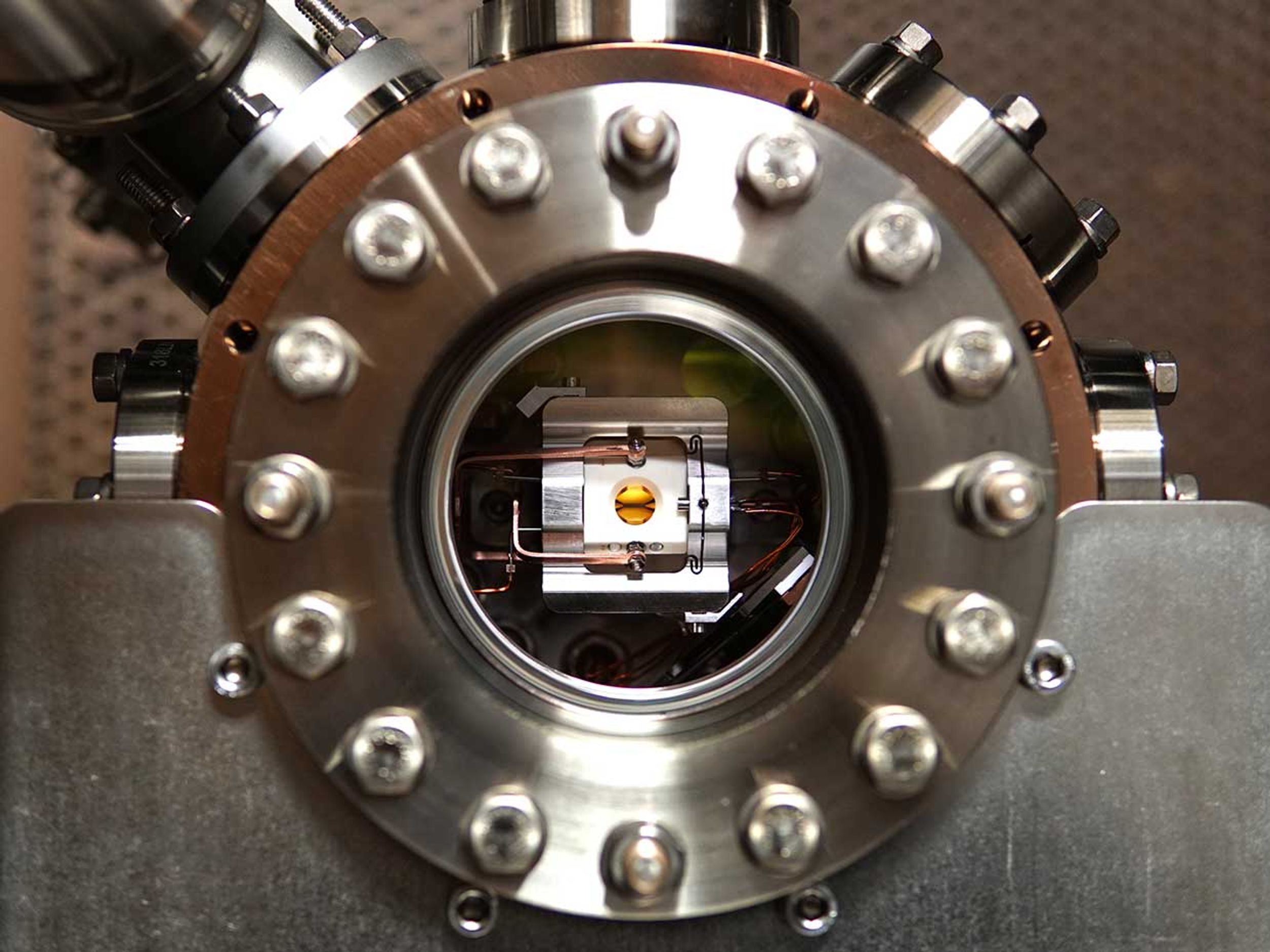The centerpiece of the quantum computer: the ion trap in a vacuum chamber.
