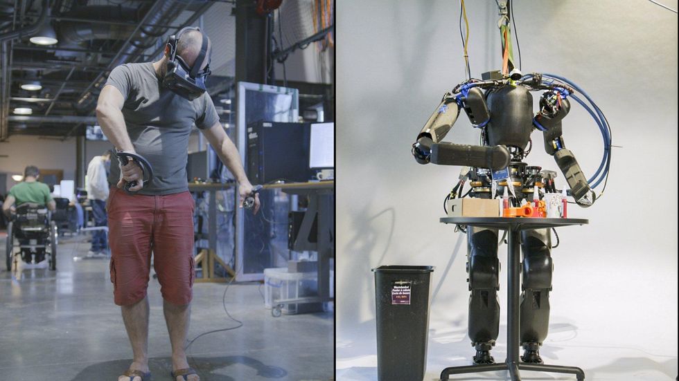 Deux images montrent un humain utilisant un système de réalité virtuelle et des contrôleurs pour contrôler le robot Nadia en manipulant de petits objets sur une table.