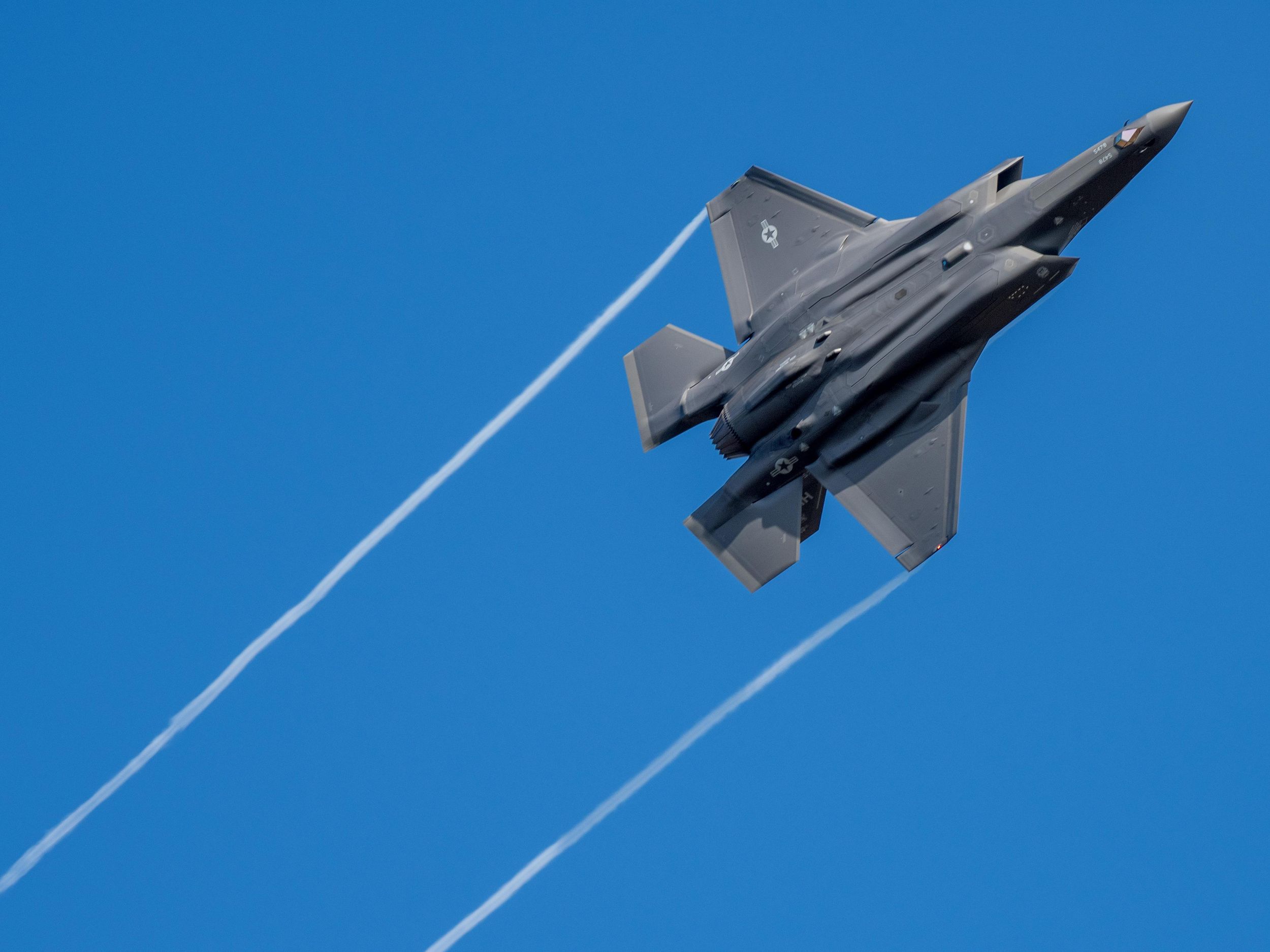  U.S. F-35 fighter jet flying in a blue sky