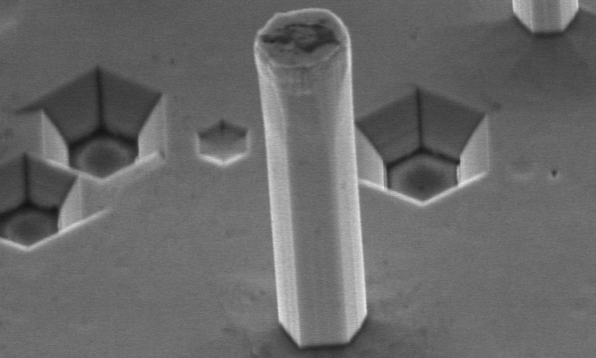 Vertical gallium nitride nanowire transistor