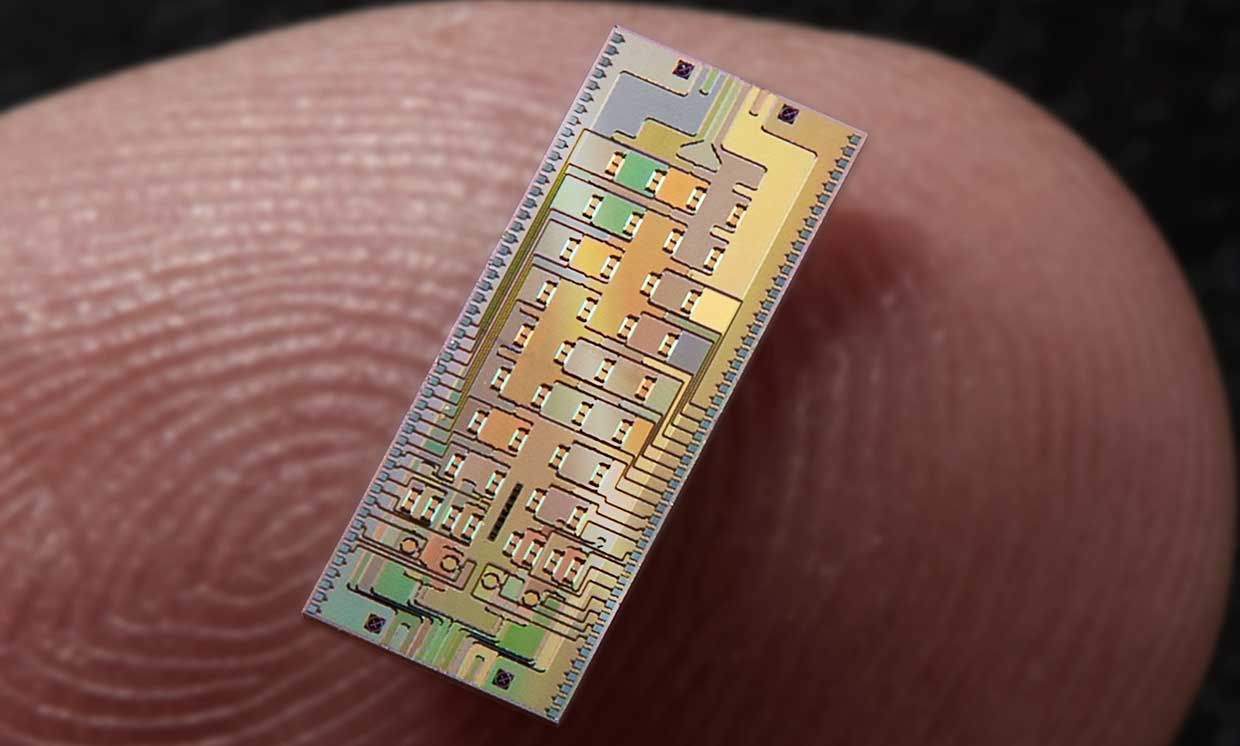 Xanadu's X8 photonic quantum computing chip.